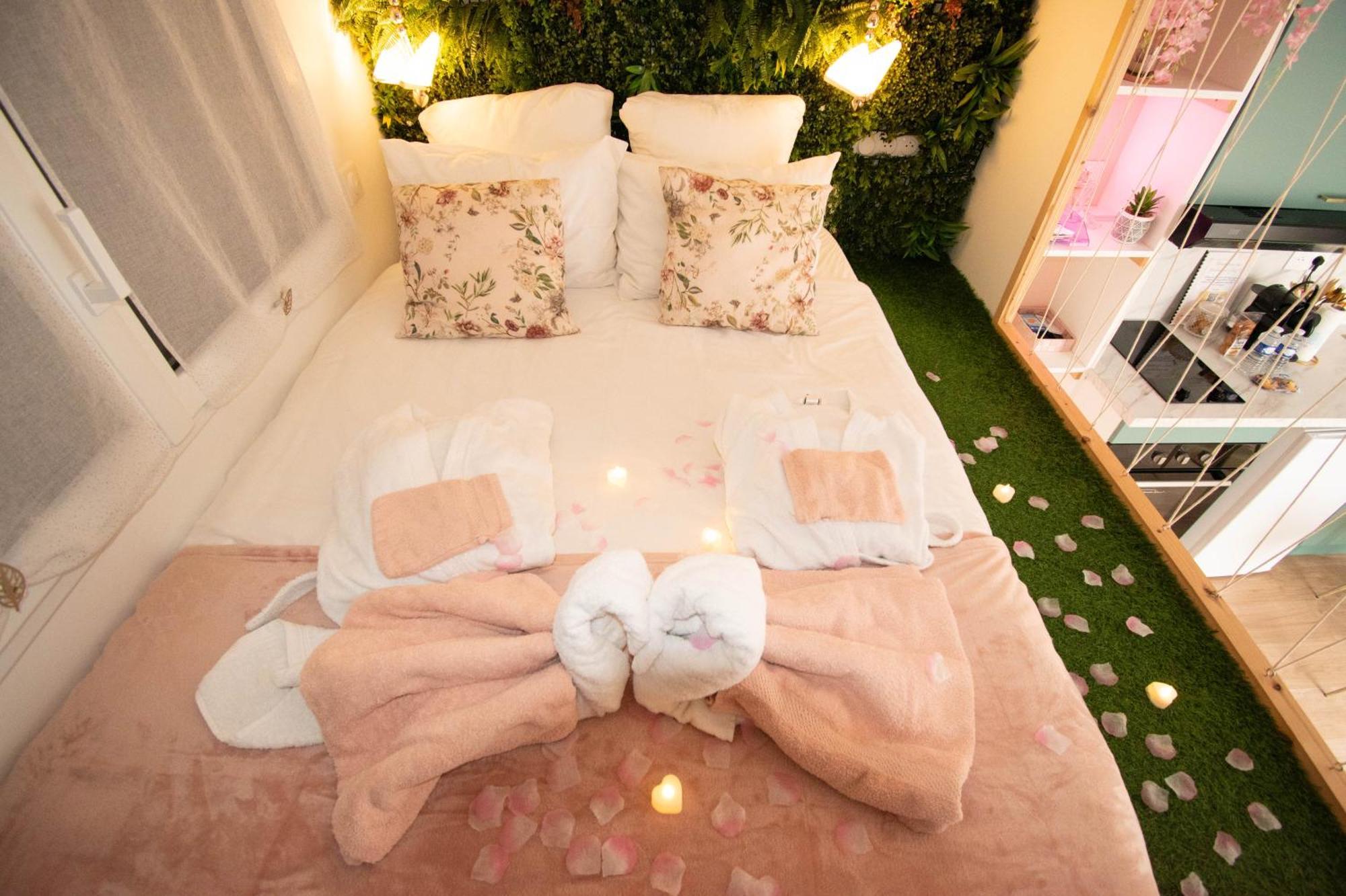 Studio Les 2 Fees - Jacuzzi - Deco Feerique Montfort-sur-Meu Ngoại thất bức ảnh